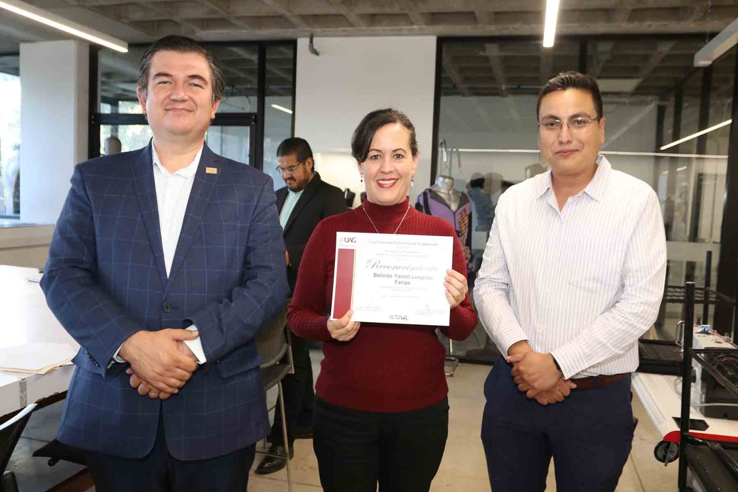 Colaboradores se capacitan en Taller de Costura